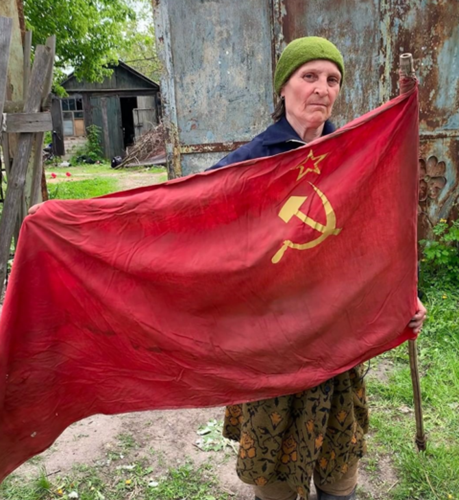 Babushka Z: Η ηλικιωμένη Ουκρανή που έγινε σύμβολο ρωσικής προπαγάνδας