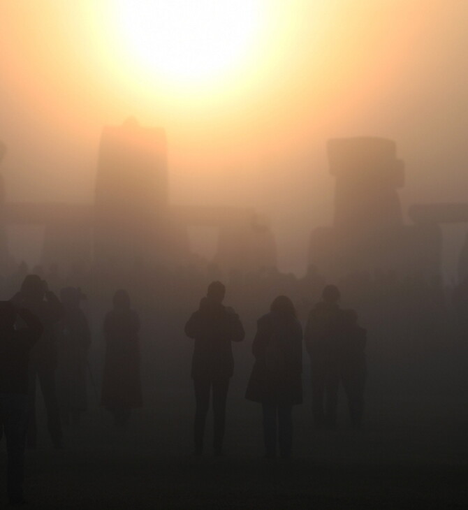 Μυστηριακή αυγή στο Stonehenge: Χιλιάδες γιόρτασαν το θερινό ηλιοστάσιο μετά από δύο χρόνια πανδημίας