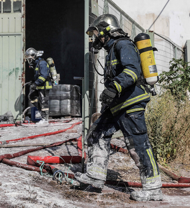 Φωτιά σε επιχείρηση στο Μενίδι- Σε ύφεση η πυρκαγιά στην Ύδρα