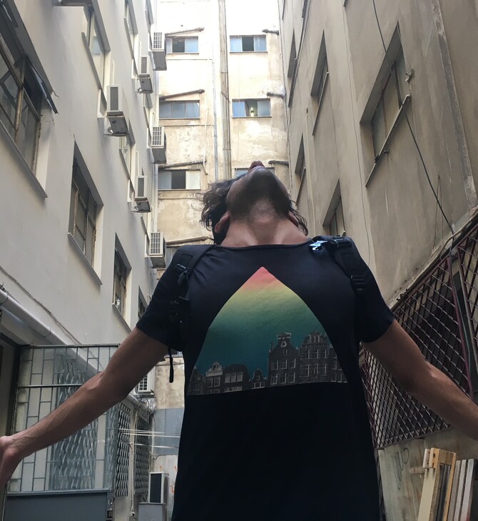 Ένας κροκόδειλος στο ξενοδοχείο Μπάγκειον στις 11, 12, 13 & 18, 19, 20 Ιουλίου