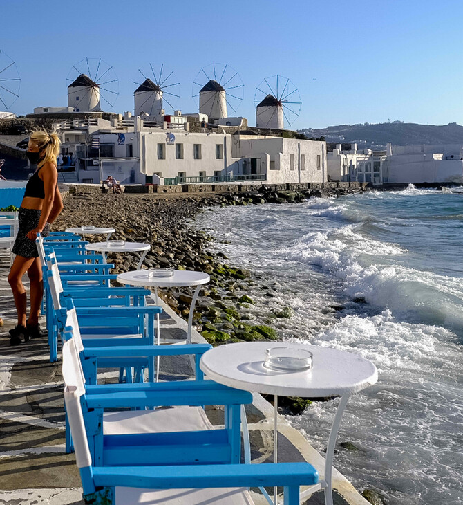 Politico: Οι τουρίστες επέστρεψαν στην Ελλάδα, αλλά υπάρχει έλλειψη εργαζομένων