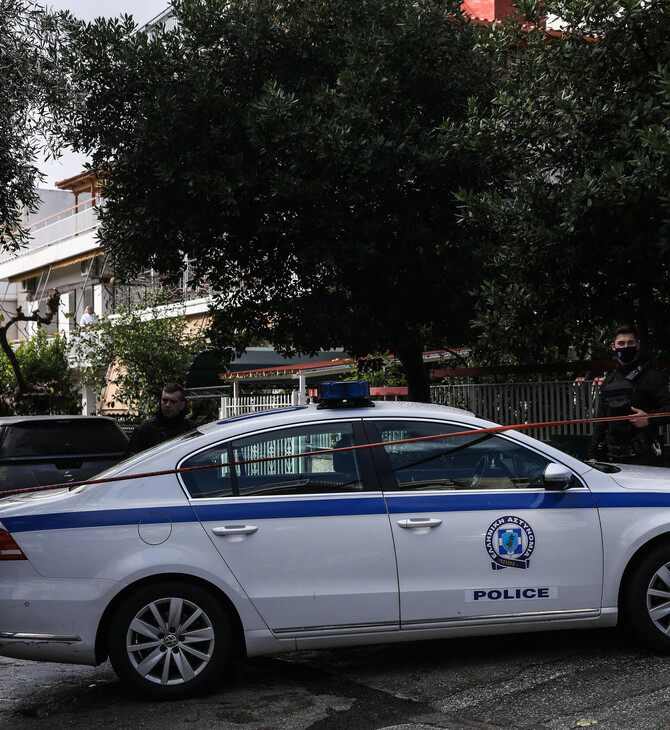 Πατέρας επιχείρησε να πνίξει το μωρό του στο κέντρο της Αθήνας, τον σταμάτησαν περαστικοί
