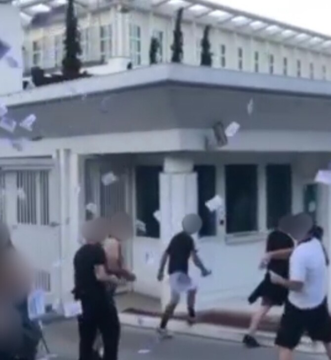 Ρουβίκωνας: Πέταξε τρικάκια έξω από την πρεσβεία των ΗΠΑ