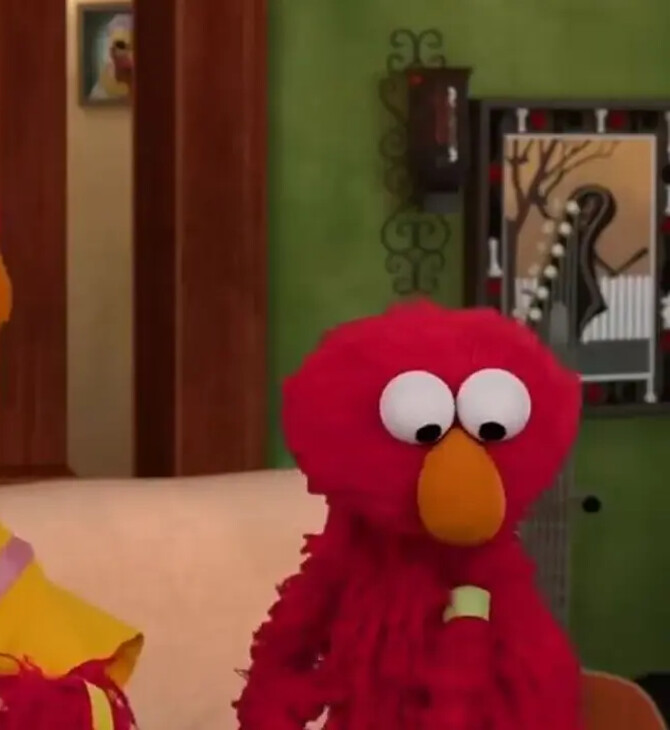 Ο σχεδόν 4χρονος Έλμο από το «Sesame Street» εμβολιάστηκε - «Ένιωσα ένα τσιμπηματάκι, αλλά οκ»