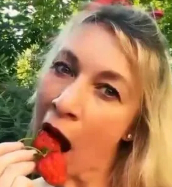 Η Μαρία Ζαχάροβα τρώει φράουλες υπό τους ήχους του «Καλίνκα»