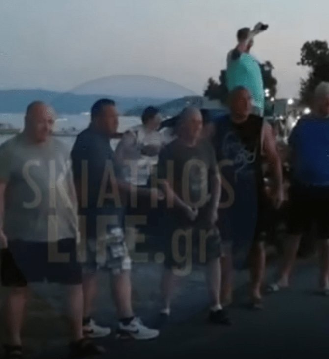 Σκιάθος: Η στιγμή που ο αέρας από τις τουρμπίνες αεροσκάφους εκσφενδονίζει την 61χρονη τουρίστρια