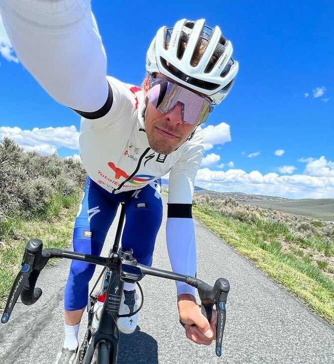 Tour de France: Ποδηλάτης συγκρούστηκε με θεατές- Έπαθε κάταγμα στον αυχένα και αποσύρθηκε