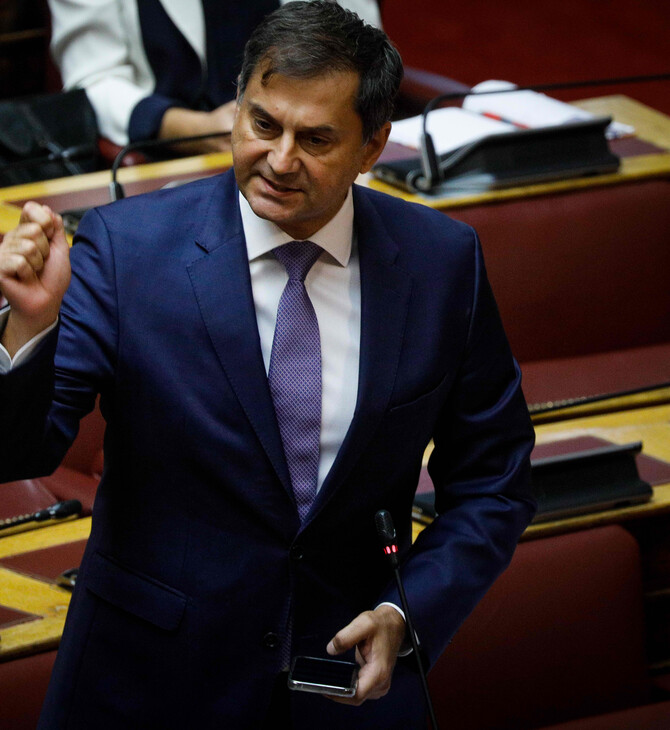 Ο Χάρης Θεοχάρης στη Βουλή