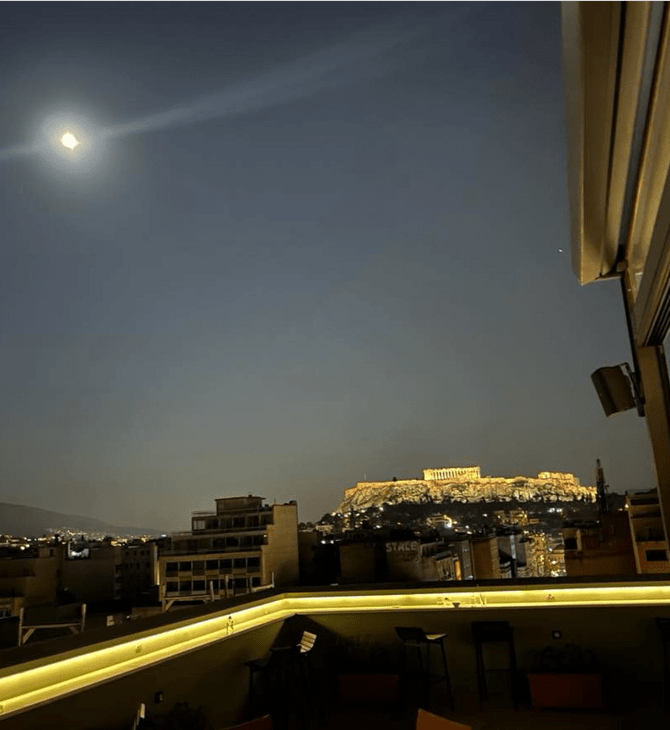 OLYMPIAS, THE ROOFTOP BAR: Μουσική στην Πανσέληνο