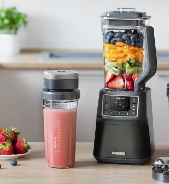 Το SENCOR Super Vacuum Blender διατηρεί τα θρεπτικά συστατικά σε φρούτα και λαχανικά έως και 24 ώρες, αποθηκεύοντας τον χυμό τους σε κενό αέρος.