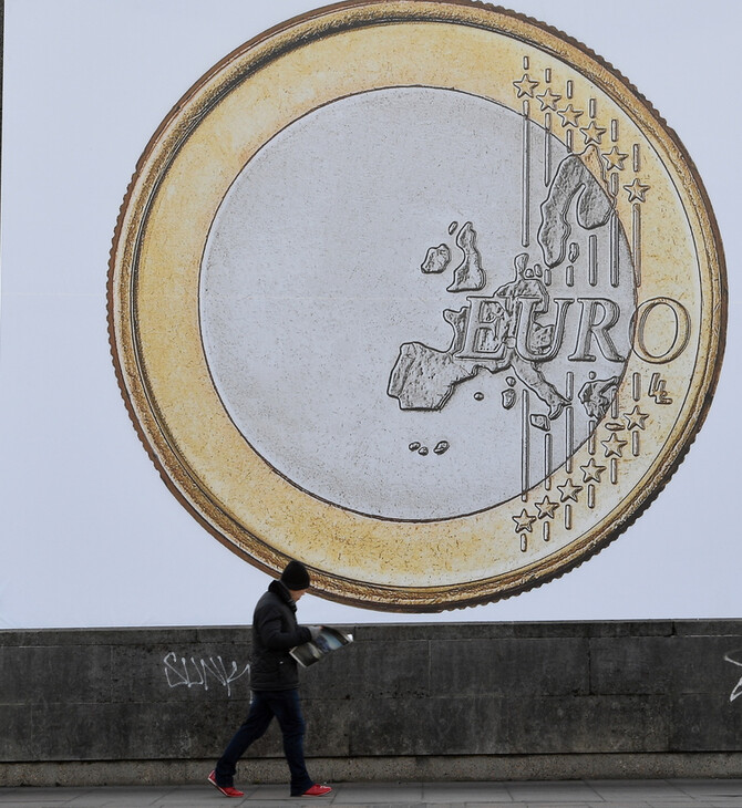 Το ευρώ υποχώρησε κάτω από το δολάριο για πρώτη φορά μετά από 20 χρόνια