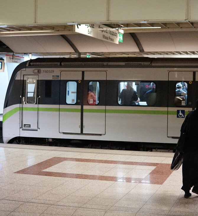 Πανικός στο μετρό Μοναστηράκι: Γυναίκα ψέκασε με σπρέι πιπεριού σε βαγόνι