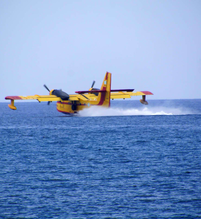 Πυροσβεστικό αεροσκάφος στη θάλασσα