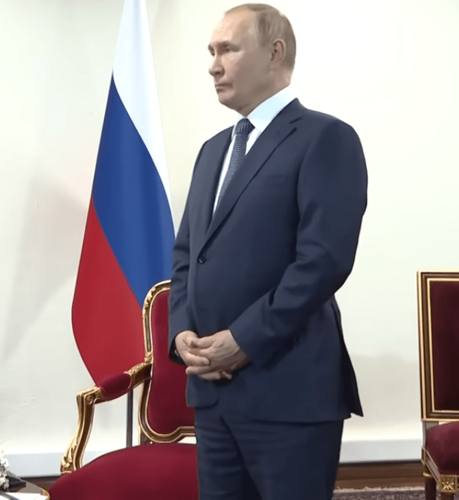 Ο Βλαντιμίρ Πούτιν περιμένει