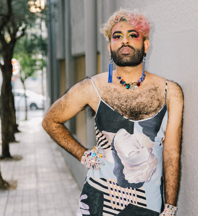 Alok Vaid-Menon: «Ένα από τα πιο υπέροχα πράγματα όταν δηλώνεις queer είναι ότι εφευρίσκεις νέους τρόπους να αγαπάς και να υπάρχεις»