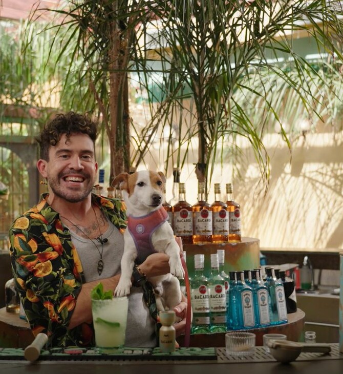 Ο Dave in Athens φτιάχνει Bacardi Mojito όπως θέλει και φέρνει βραζιλιάνικο αέρα στην Αθήνα