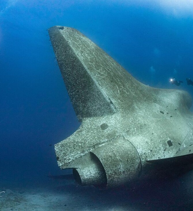 Eerie abandoned passenger plane sits on floor of Red Sea