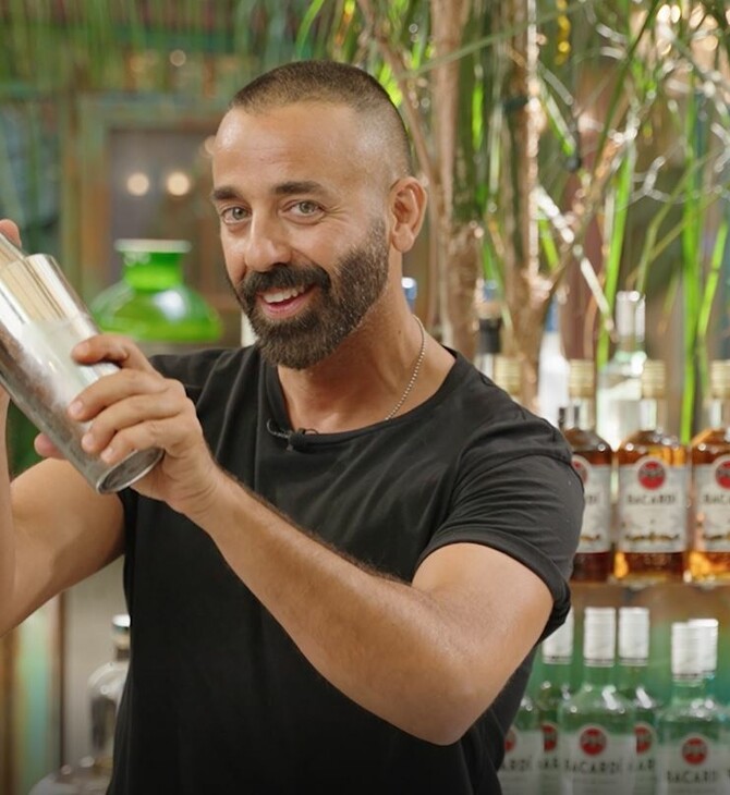 Ο Γιάννης Λάσκος μαθαίνει να φτιάχνει Bacardi Daiquiri και δίνει στυλιστικά tips για το σαββατιάτικο bar hopping