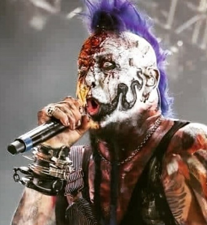 Ο frontman των Mudvayne έπεσε από τη σκηνή ενώ τραγουδούσε το «Not Falling»