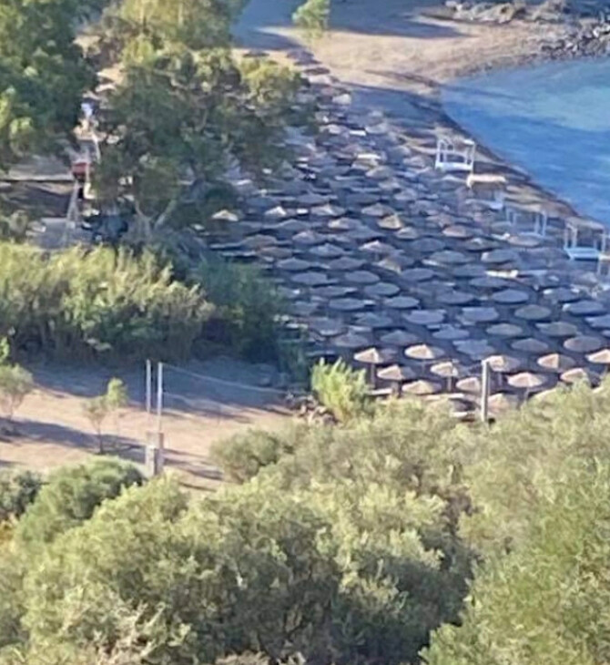Αίγινα: Επιχειρηματίας έβαλε 140 ομπρέλες σε παραλία, ενώ έχει άδεια για 24 σετ, καταγγέλλουν πολίτες