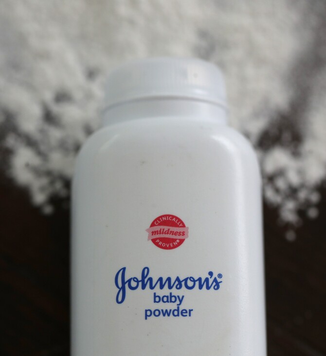 Η Johnson & Johnson θα διακόψει την πούδρα με ταλκ από το 2023 μετά τις μηνύσεις για αμίαντο