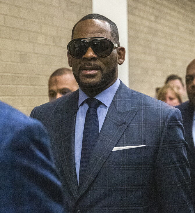 Αποκαλυπτική μαρτυρία στη δίκη του R. Kelly: «Κάναμε σεξ εκατοντάδες φορές πριν γίνω 18 ετών»