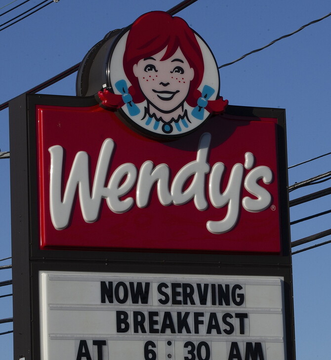 Γιατί τα Wendy's στον Καναδά έβαλαν γκρίζα μαλλιά στην διάσημη κοκκινομάλλα μασκότ τους