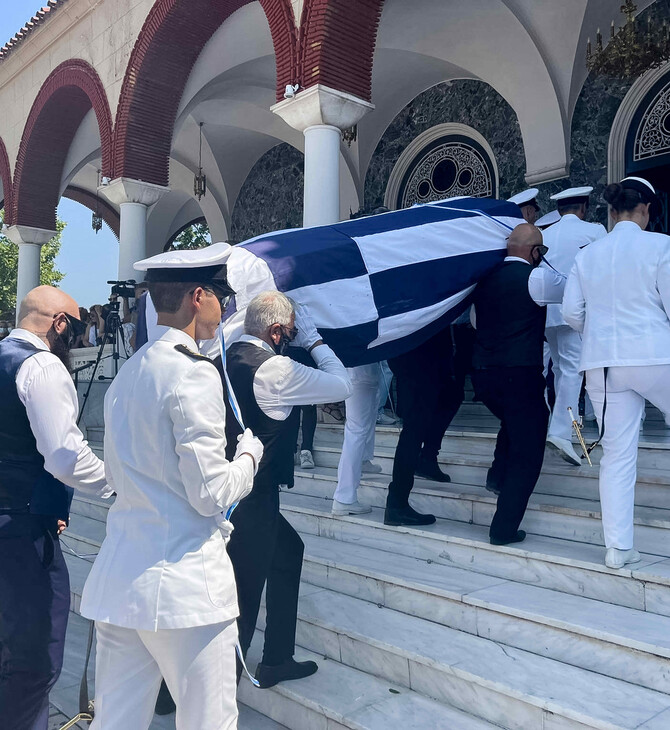 Λάρισα: Με στρατιωτικές τιμές κηδεύτηκε η 19χρονη ναυτική δόκιμος