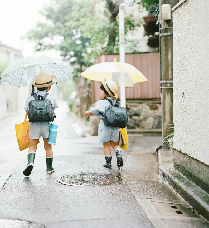 Η πιο ζεστή πόλη της Ιαπωνία μοιράζει ειδικές ομπρέλες στα παιδιά για να προστατευτούν από τον ήλιο