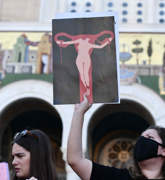 «Δικό μου το σώμα, δική μου η επιλογή»: Συγκέντρωση στη Μητρόπολη Αθηνών, για τις αμβλώσεις