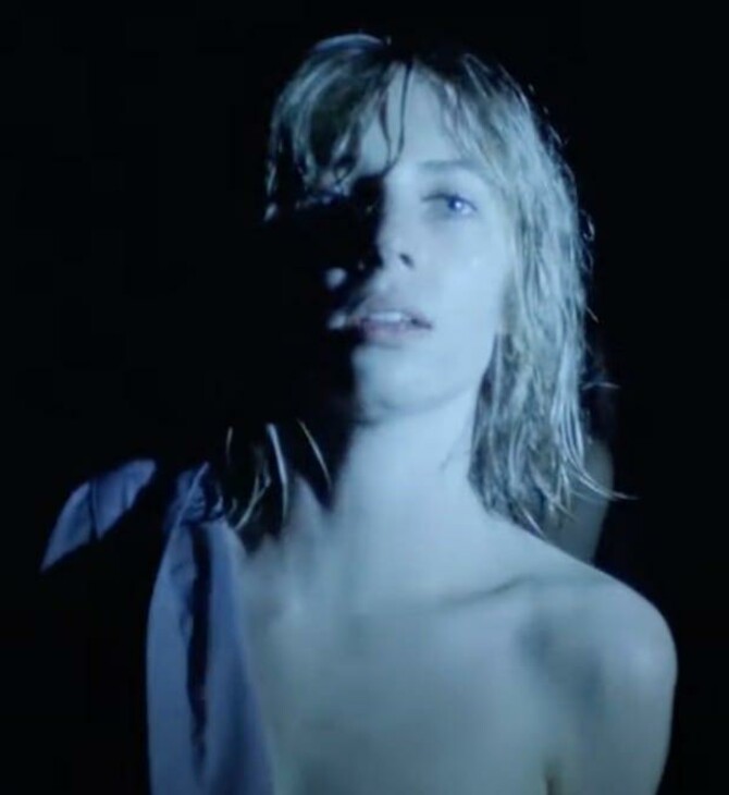 Αρκεί η γυμνή Maya Hawke να «ξεπλύνει» τον Μπαλτίς;