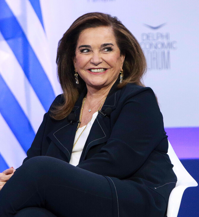 Η Ντόρα Μπακογιάννη χαμογελά