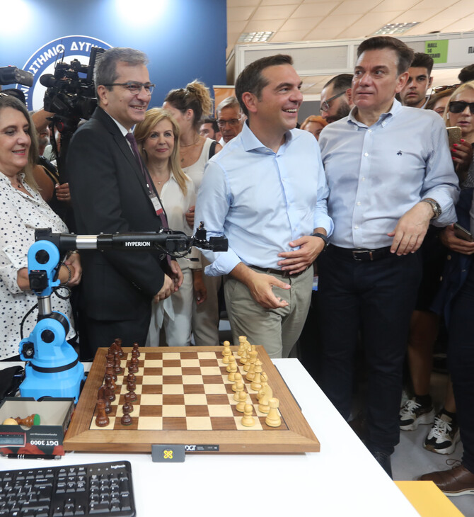Ο Αλέξης Τσίπρας παίζει σκάκι
