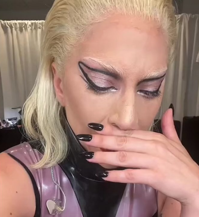 Η Lady Gaga κλαίει