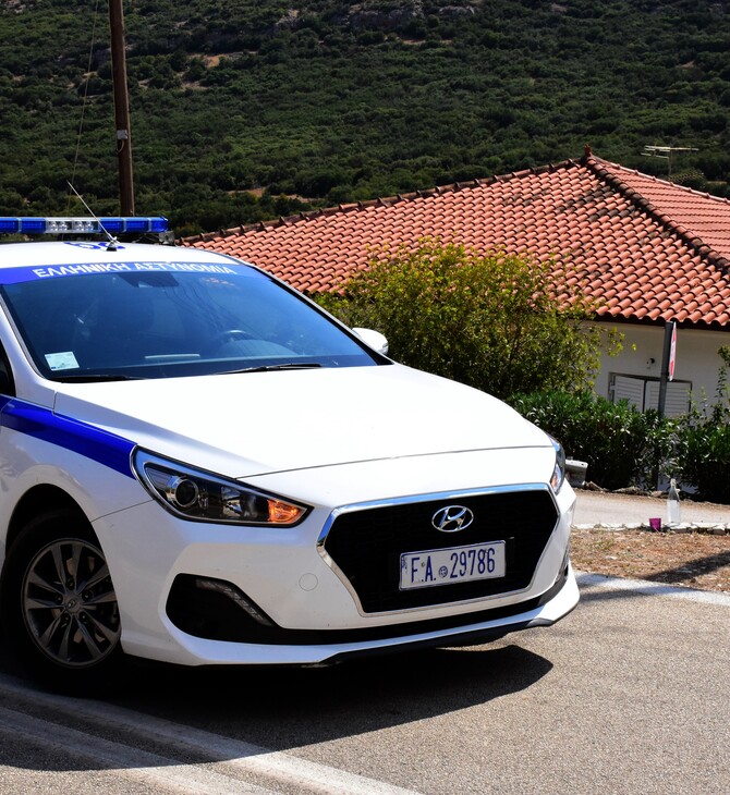 Περιπολικό δίπλα σε σπίτι