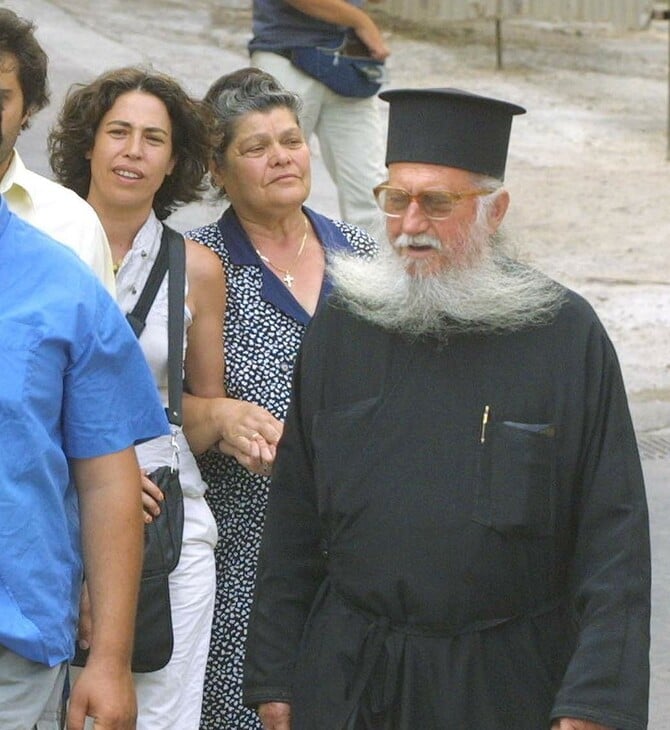 Πέθανε ο πατήρ Τριαντάφυλλος Ξηρός- Χριστόδουλος και Σάββας αρνήθηκαν να παραστούν στην κηδεία συνοδεία αστυνομικών