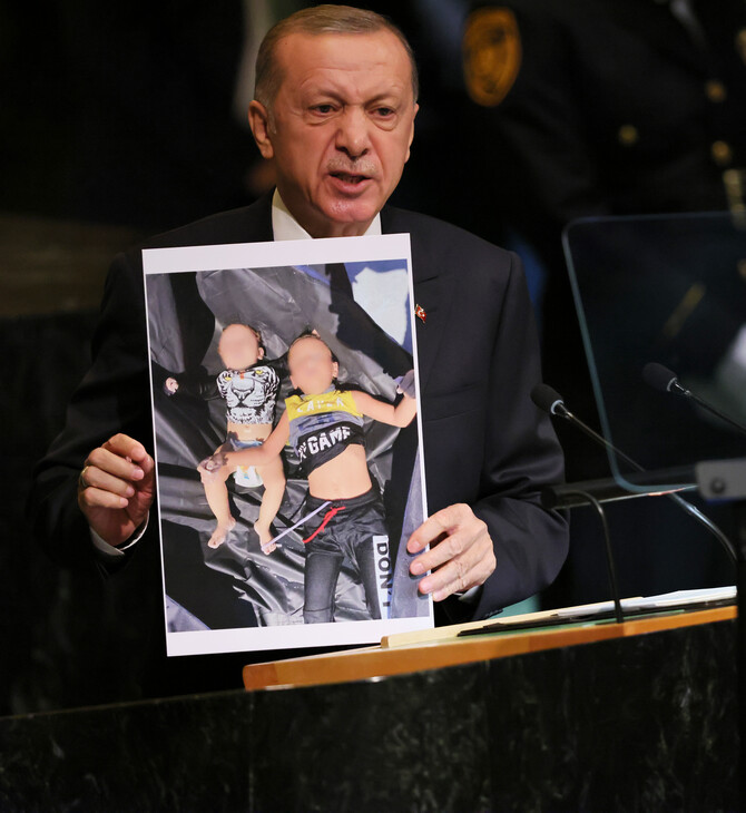 Ο Ερντογάν δείχνει φωτογραφια παιδιών
