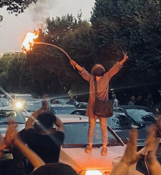 Ιράν: Γυναίκες καίνε τα χιτζάμπ τους- Διαδηλώσεις κατά της αστυνομίας ηθικής για τον θάνατο της Mahsa Amini