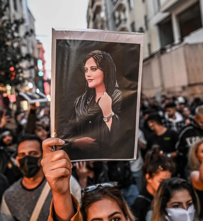 O θάνατος της Μαχσά Αμινί στο Ιράν προκαλεί μια ανέλπιστη αντίσταση