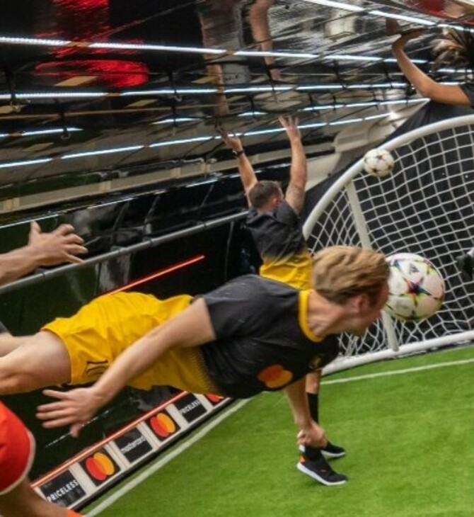 Θα παίζατε ποδόσφαιρο με μηδενική βαρύτητα μέσα σε αεροπλάνο; Ο Λουίς Φίγκο το έκανε