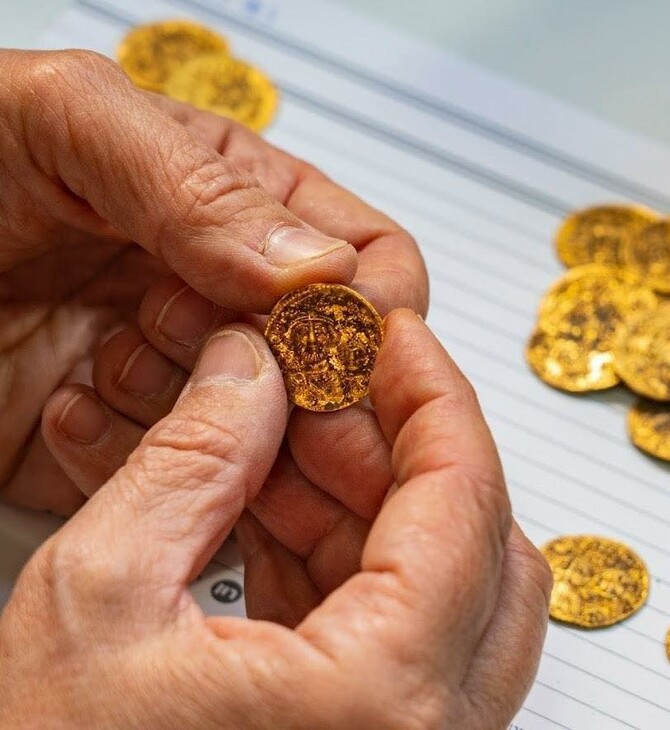 Σπουδαία ανακάλυψη: 44 χρυσά νομίσματα ήταν κρυμμένα σε μυστική κρύπτη από τον 7ο αιώνα