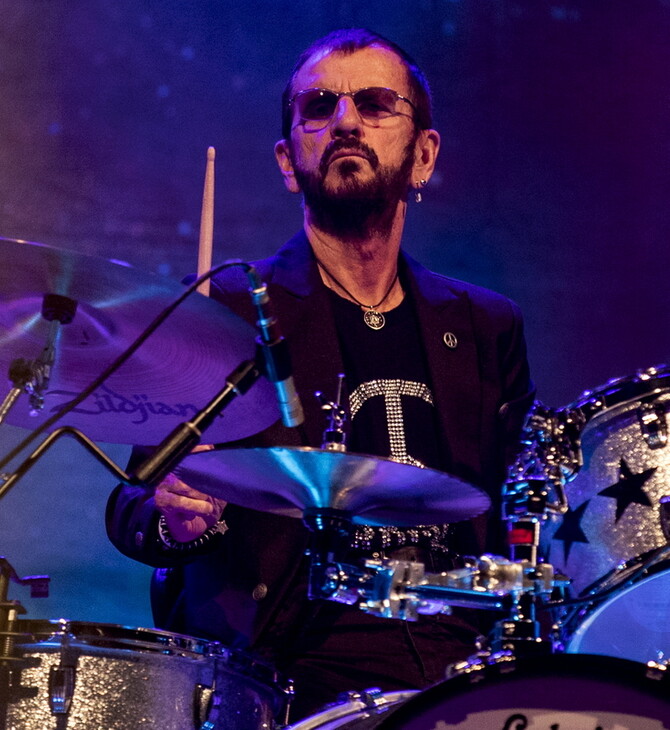 O Ringo Starr παίζει ντραμς