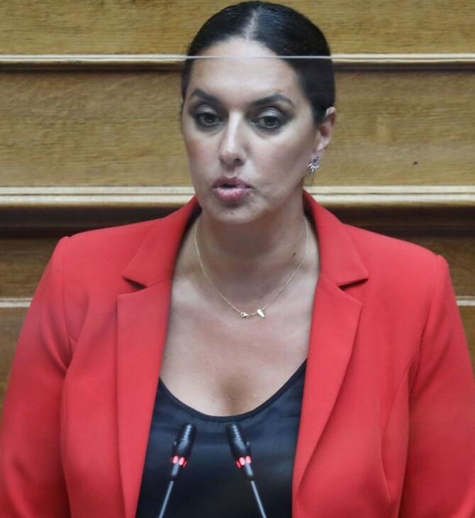 Βουλή: Λιποθύμησε η Νόνη Δούνια -Τη μετέφεραν στο ιατρείο 