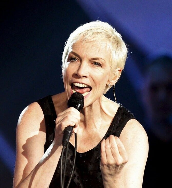 Η Annie Lennox δείχνει το πρώτο της τατουάζ