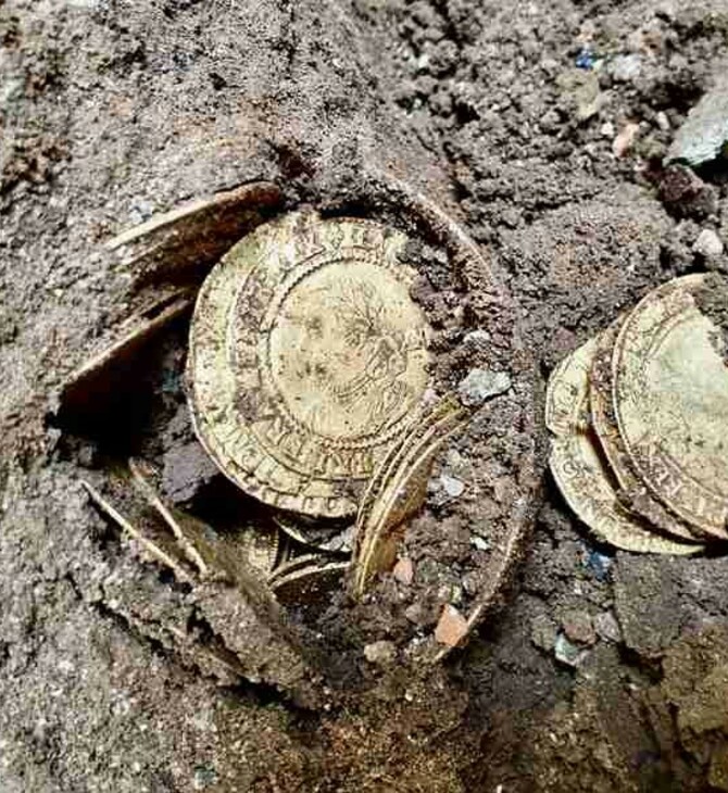 Αποφάσισαν να ανακαινίσουν την κουζίνα, βρήκαν στο πάτωμα χρυσά νομίσματα αμύθητης αξίας