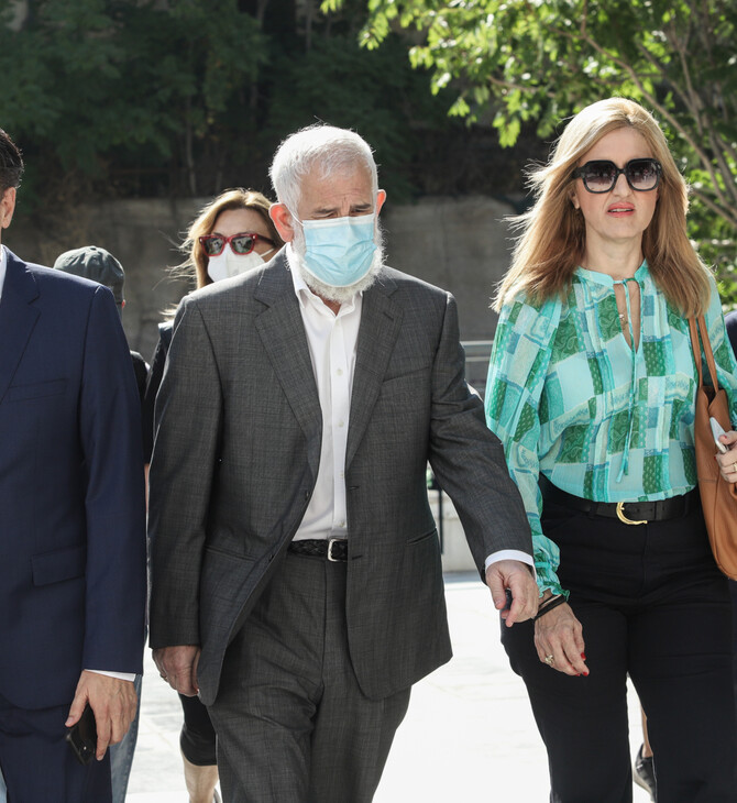 Ο Πέτρος Φιλιππίδης κατευθύνεται στη δίκη του