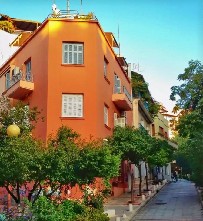 Πορτοκαλί πολυκατοικία στο Παγκράτι