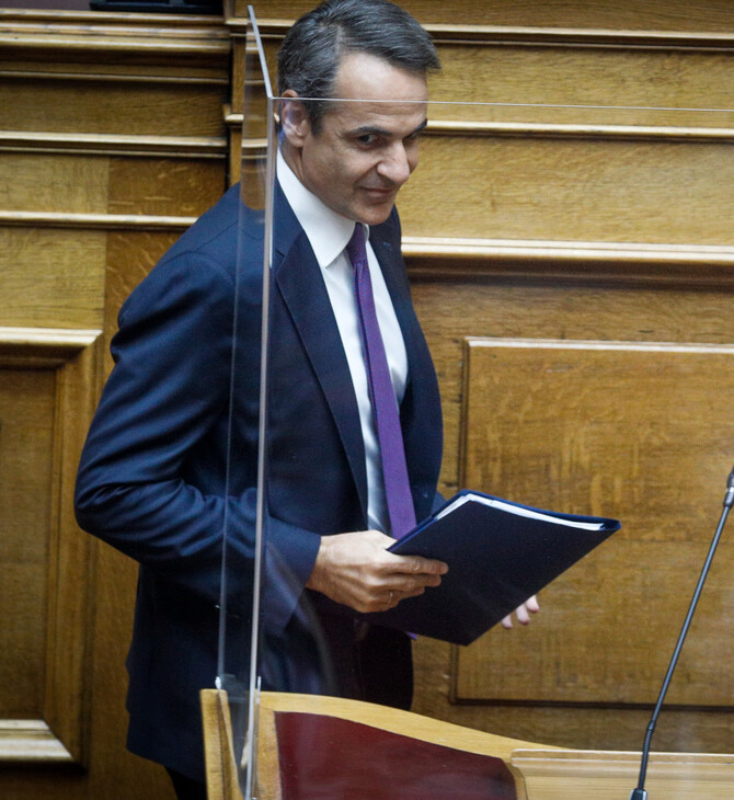 Ο Κυριάκος Μητσοτάκης ανεβαίνει στο βήμα της Βουλής