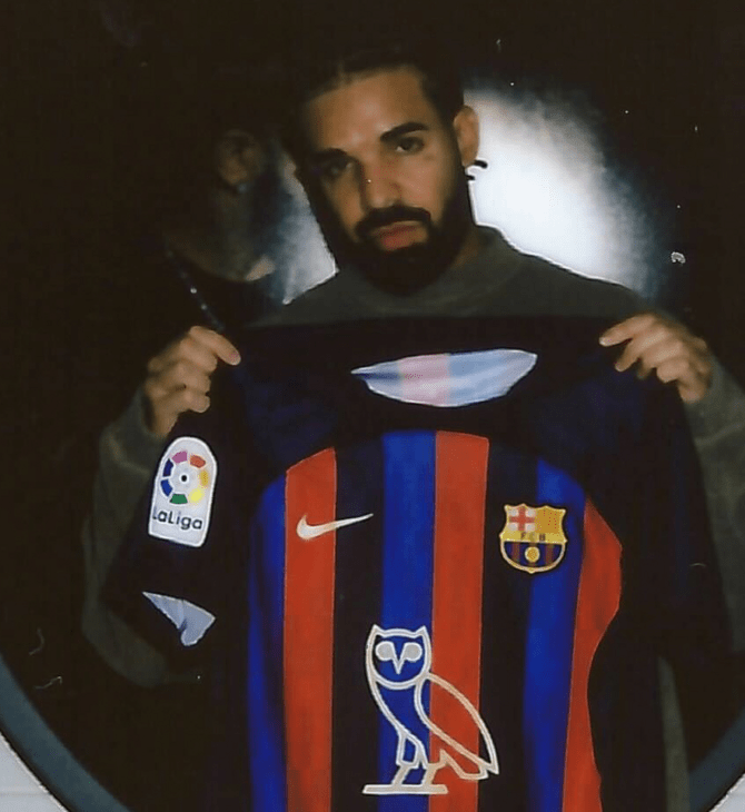 Ο Drake με φανέλα της Μπαρτσελόνα