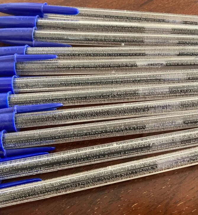 Καθηγήτρια Νομικής αποκάλυψε το πιο απίστευτο σκονάκι σε στυλό Bic- και πώς γίνεται